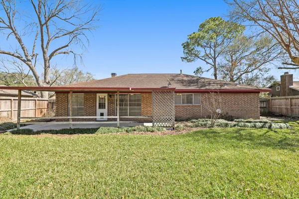 $2,100 | 2310 Anthony Lane, Pearland, TX 77581