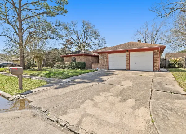 $2,100 | 2310 Anthony Lane, Pearland, TX 77581