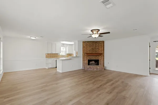 $2,100 | 2310 Anthony Lane, Pearland, TX 77581