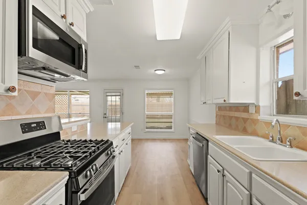 $2,100 | 2310 Anthony Lane, Pearland, TX 77581