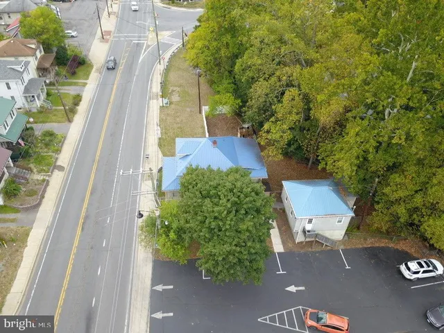 a view of a back yard