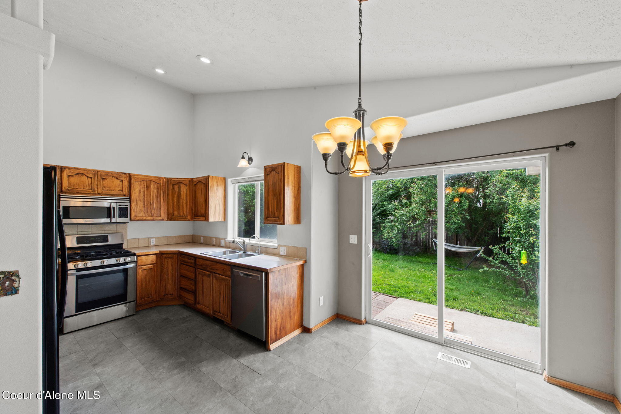 14364 Cascade Street Rathdrum, ID 83858 - Photo 16 of 36 Kitchen/dining