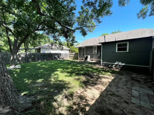 $1,675 | 810 Cecelia Street, Taylor, TX 76574