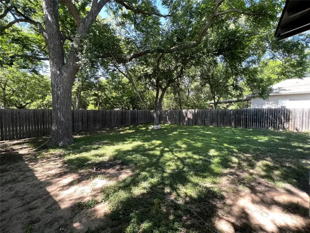 $1,675 | 810 Cecelia Street, Taylor, TX 76574