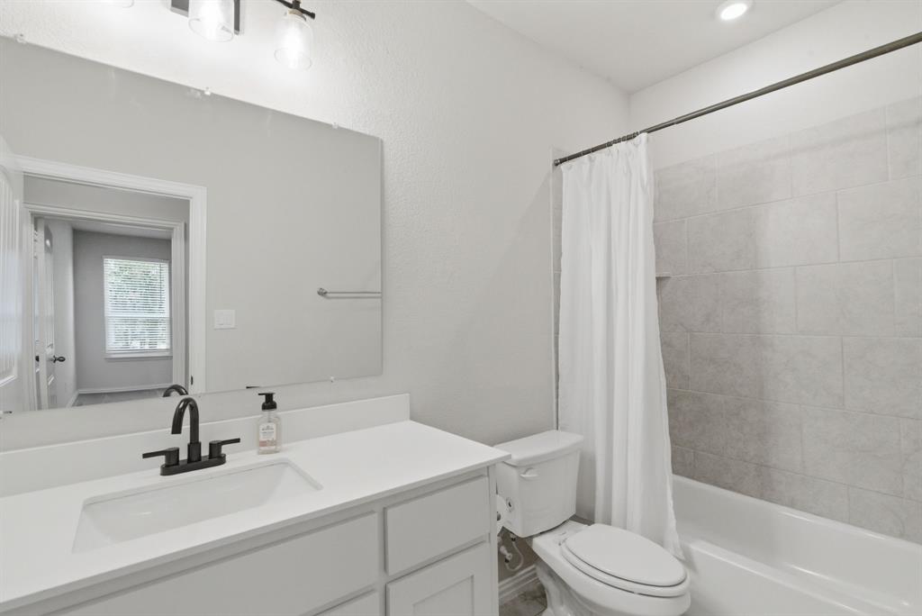 113 Cooper Court Springtown, TX 76082 - Photo 19 of 40