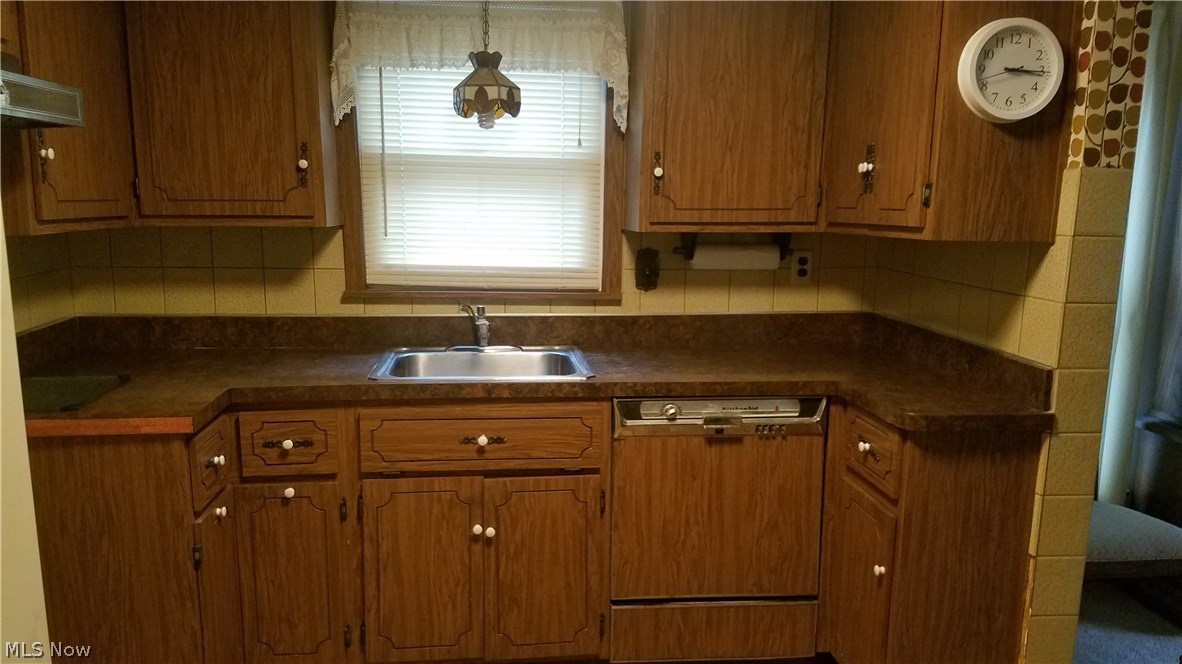 6405 Monmouth Road Parma, OH 44129 - Photo 4 of 14