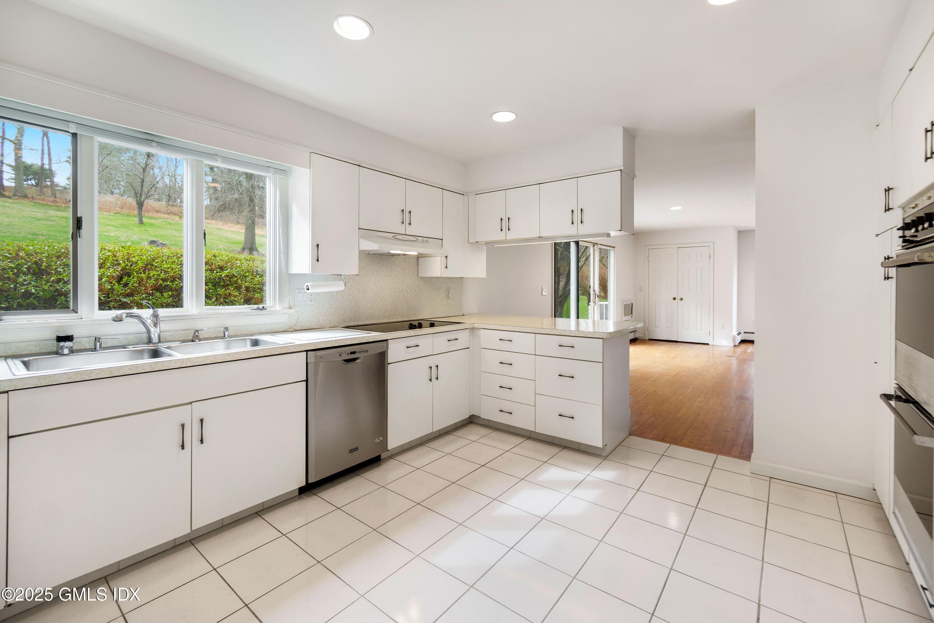 108 Butternut Hollow Road Greenwich, CT 06830 - Photo 11 of 26 Kitchen