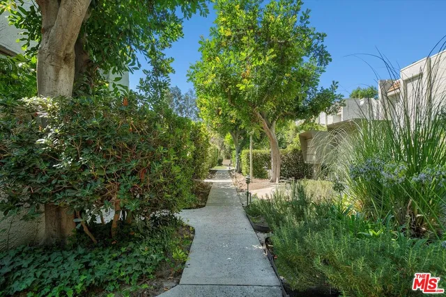 $875,000 | 11732 Moorpark Street, Unit I, Studio City, CA 91604