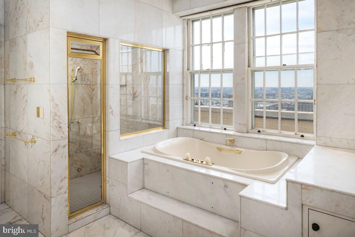 1900 Rittenhouse Square, Unit PH Philadelphia, PA 19103 - Photo 30 of 66 Owners Suite