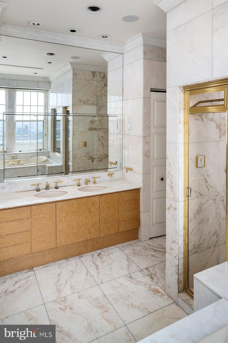 1900 Rittenhouse Square, Unit PH Philadelphia, PA 19103 - Photo 32 of 66 Owners Suite