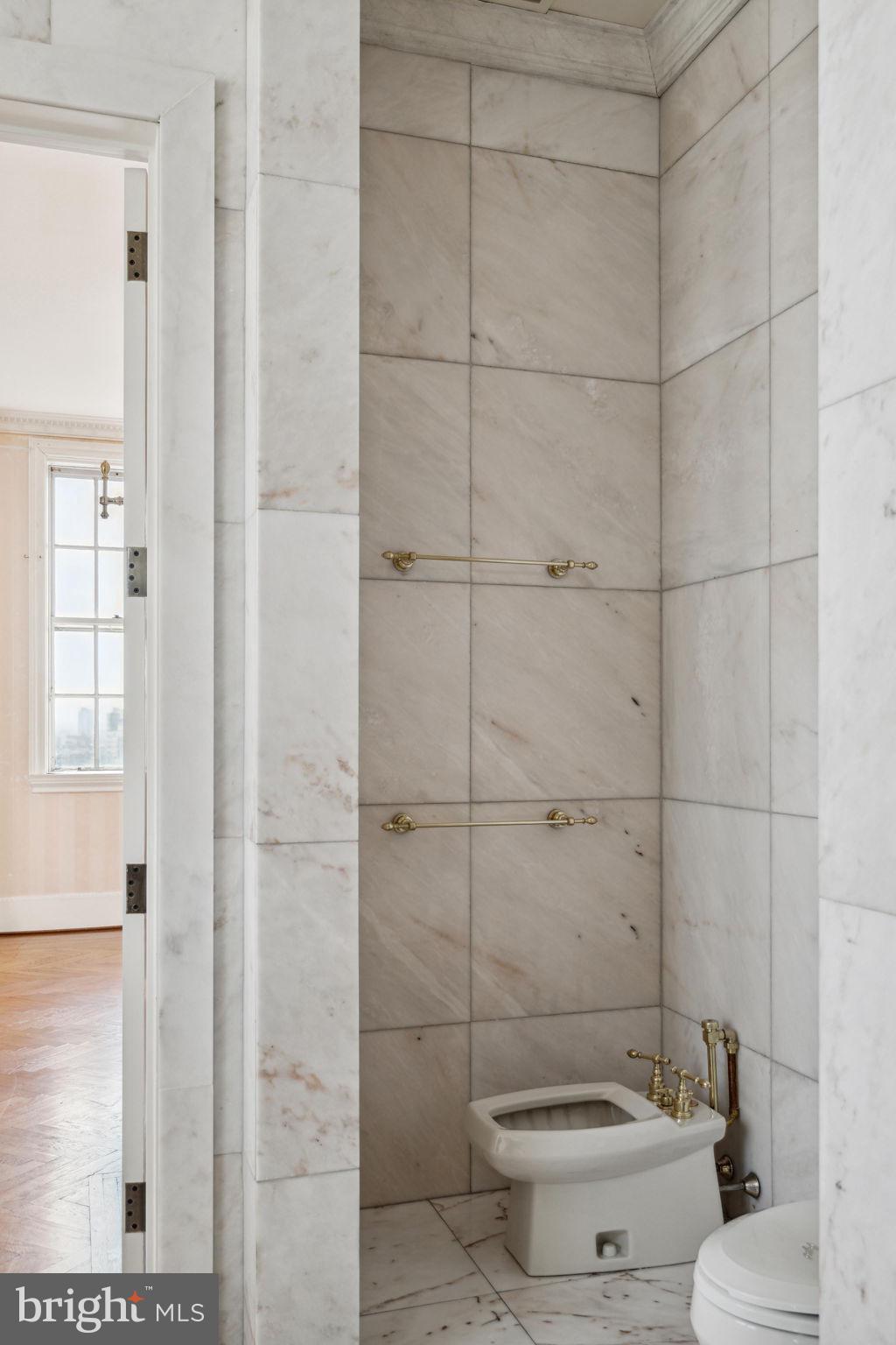 1900 Rittenhouse Square, Unit PH Philadelphia, PA 19103 - Photo 34 of 66 Owners Suite