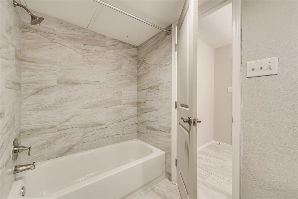 18240 Midway Road, Unit 302 Dallas, TX 75287 - Photo 26 of 33 a bathroom with a bathtub