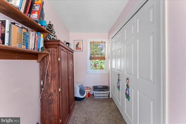 a view of an entryway with a livingroom