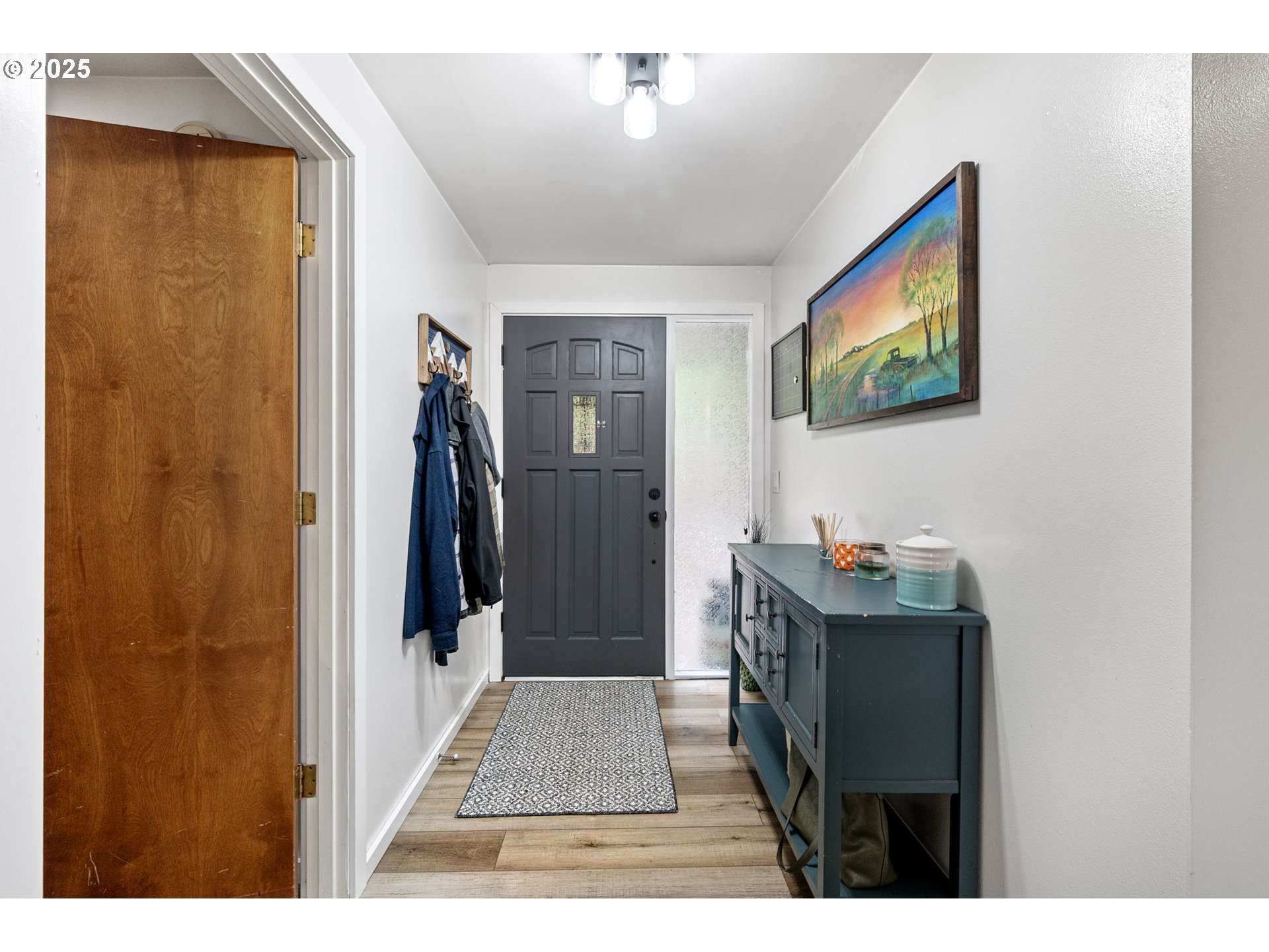 130 Tioga Court Cottage Grove, OR 97424 - Photo 38 of 44 a living room with furniture and a flat screen tv