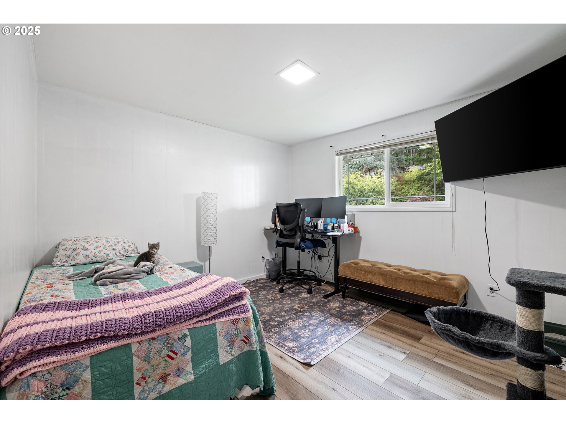 130 Tioga Court Cottage Grove, OR 97424 - Photo 39 of 44 a living room with furniture and a flat screen tv