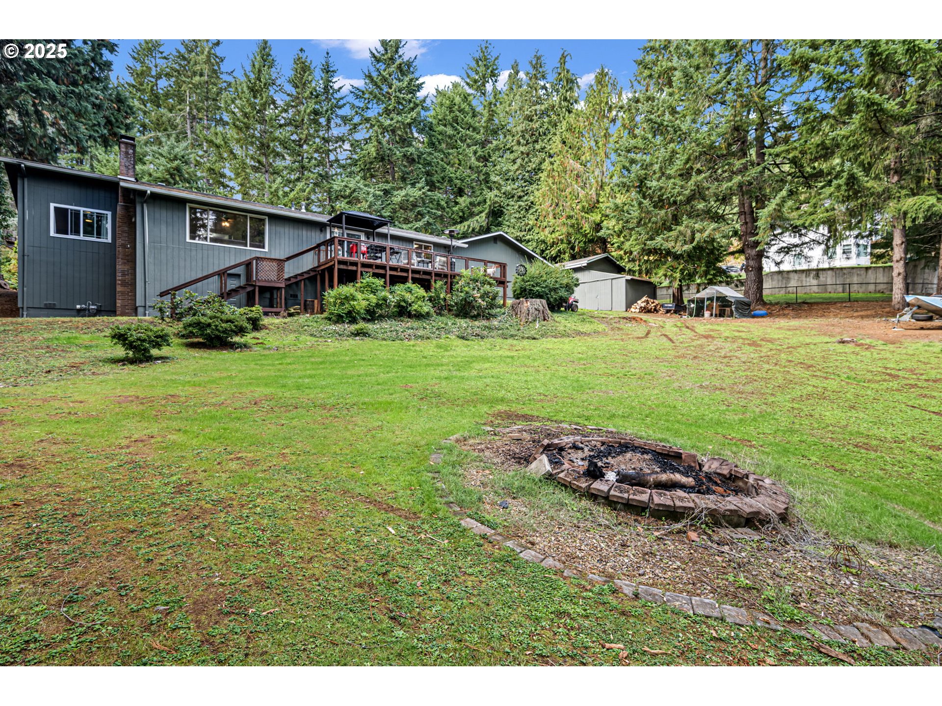 130 Tioga Court Cottage Grove, OR 97424 - Photo 4 of 44 a front view of a house with a garden
