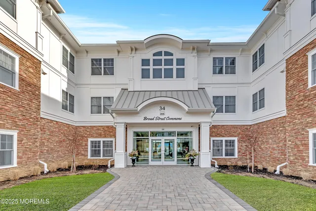 $4,250 | 34 Broad Street, Unit 206, Manasquan, NJ 08736