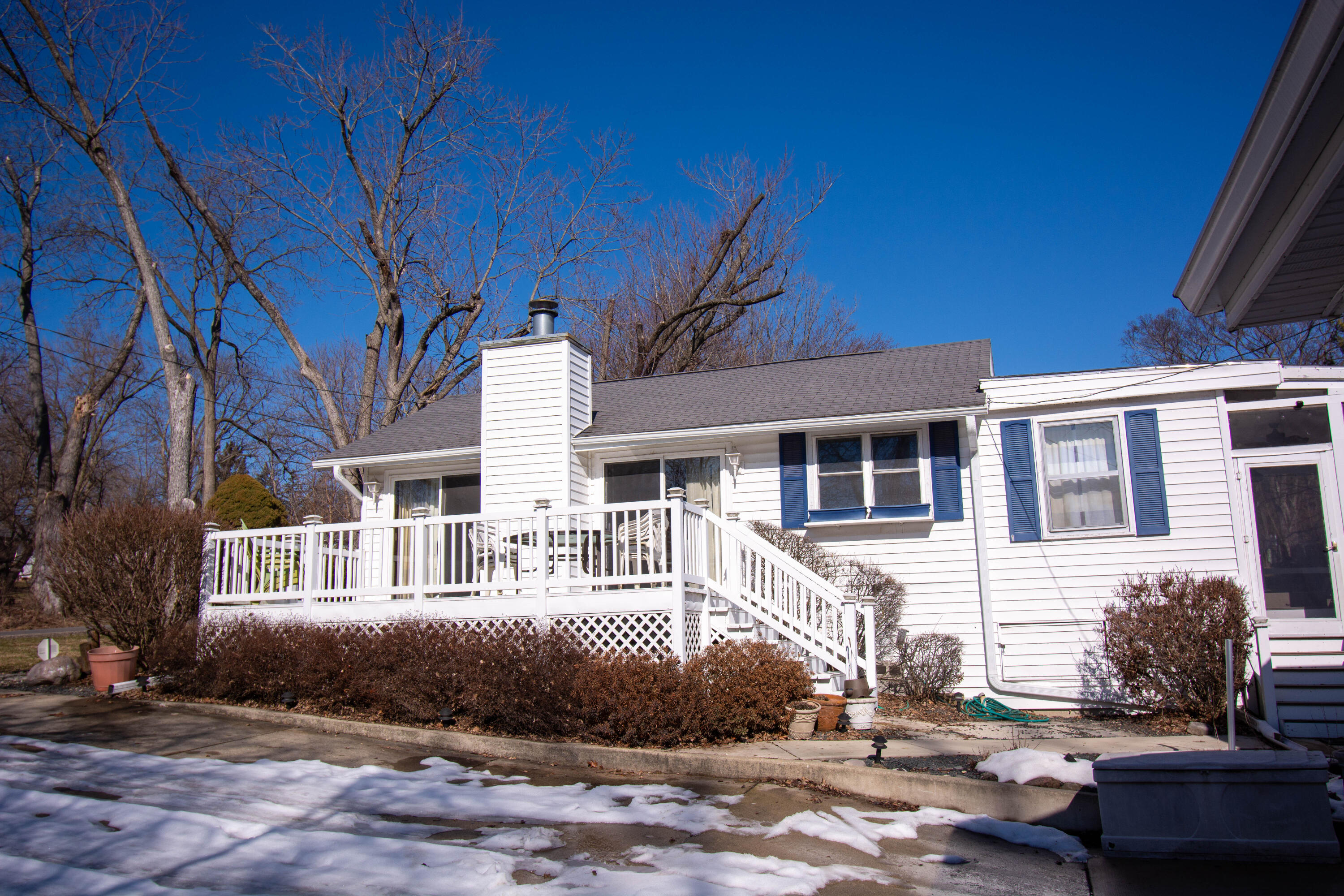 N3220 Acacia Road Geneva, WI 53147 - Photo 5 of 27 Side View