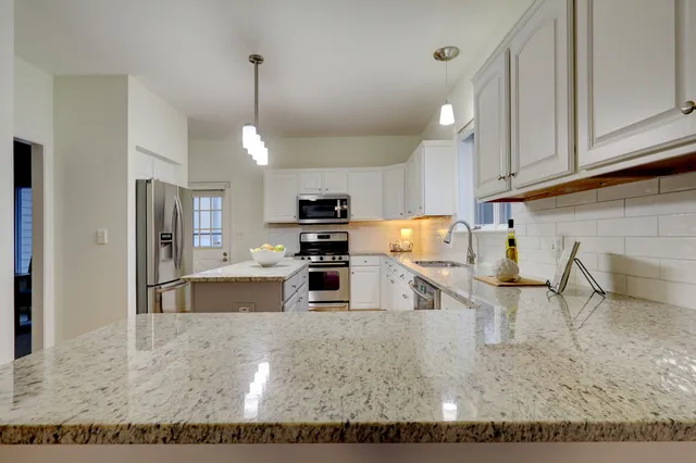 $600,000 | 7437 Bittersweet Drive, Gurnee, IL 60031