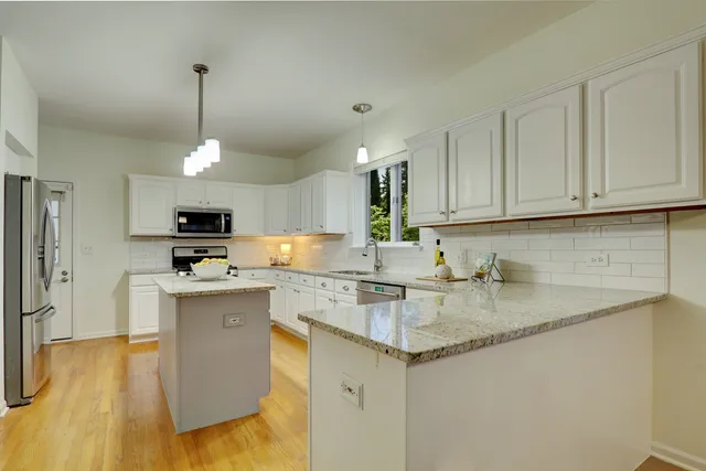 $600,000 | 7437 Bittersweet Drive, Gurnee, IL 60031