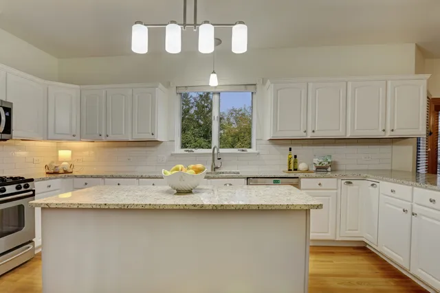 $600,000 | 7437 Bittersweet Drive, Gurnee, IL 60031