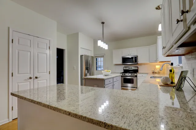 $600,000 | 7437 Bittersweet Drive, Gurnee, IL 60031