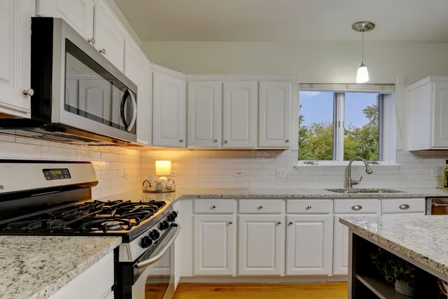 $600,000 | 7437 Bittersweet Drive, Gurnee, IL 60031