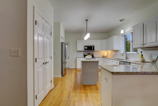 $600,000 | 7437 Bittersweet Drive, Gurnee, IL 60031