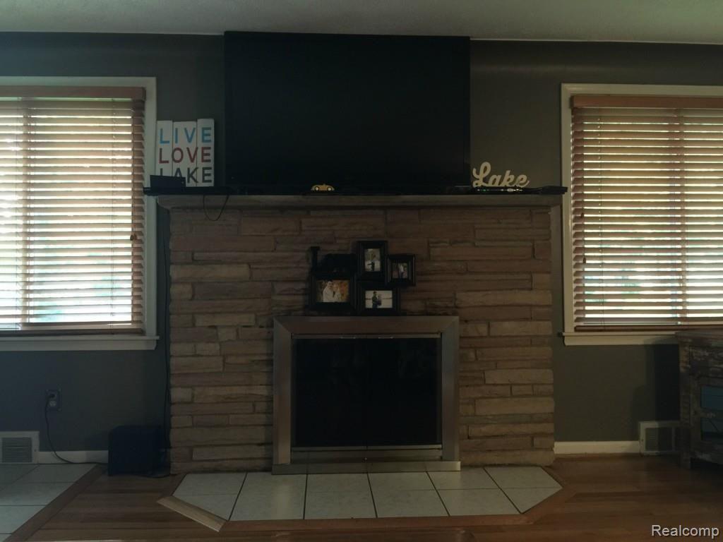 2122 Highfield Road Waterford, MI 48329 - Photo 3 of 29 Natural fireplace