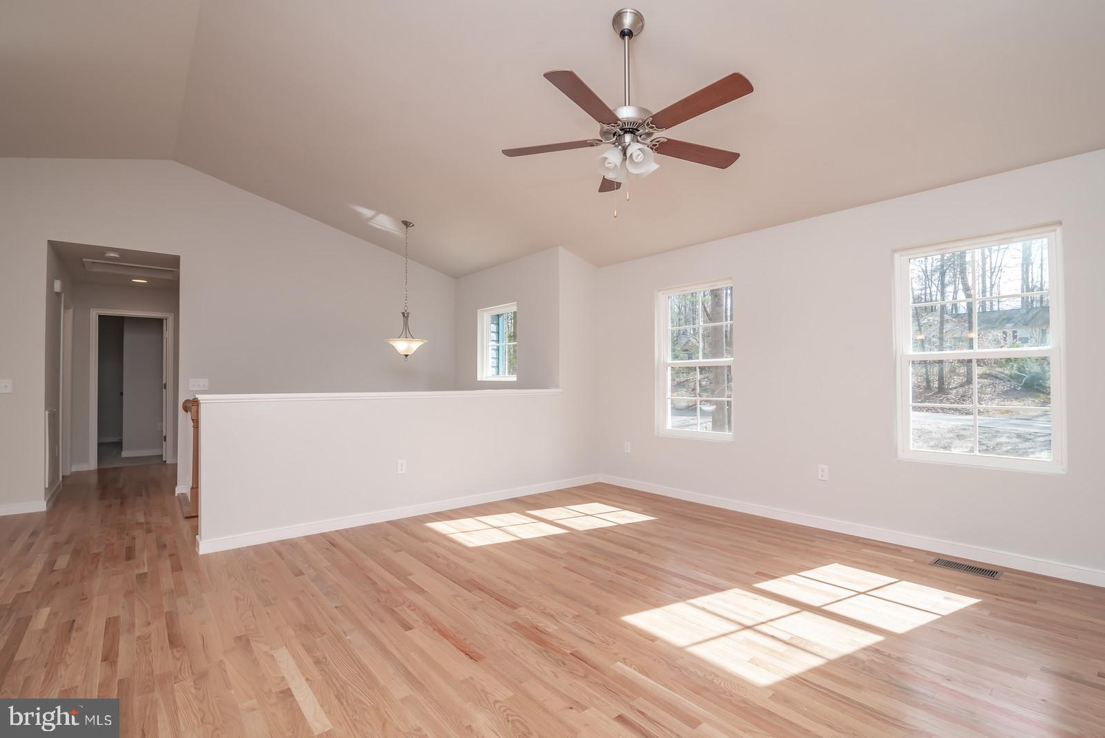 20 Benner Loop Ruther Glen, VA 22546 - Photo 4 of 27 Family room