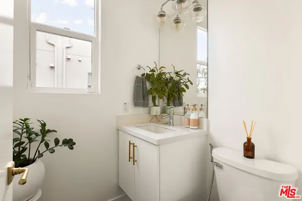 $6,195 | 6074 West Studio Court, Los Angeles, CA 90038