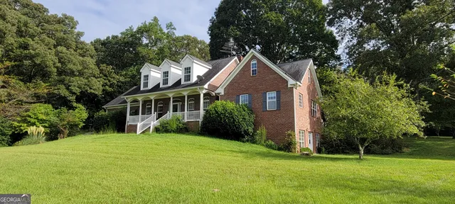 a view of a house with a yard