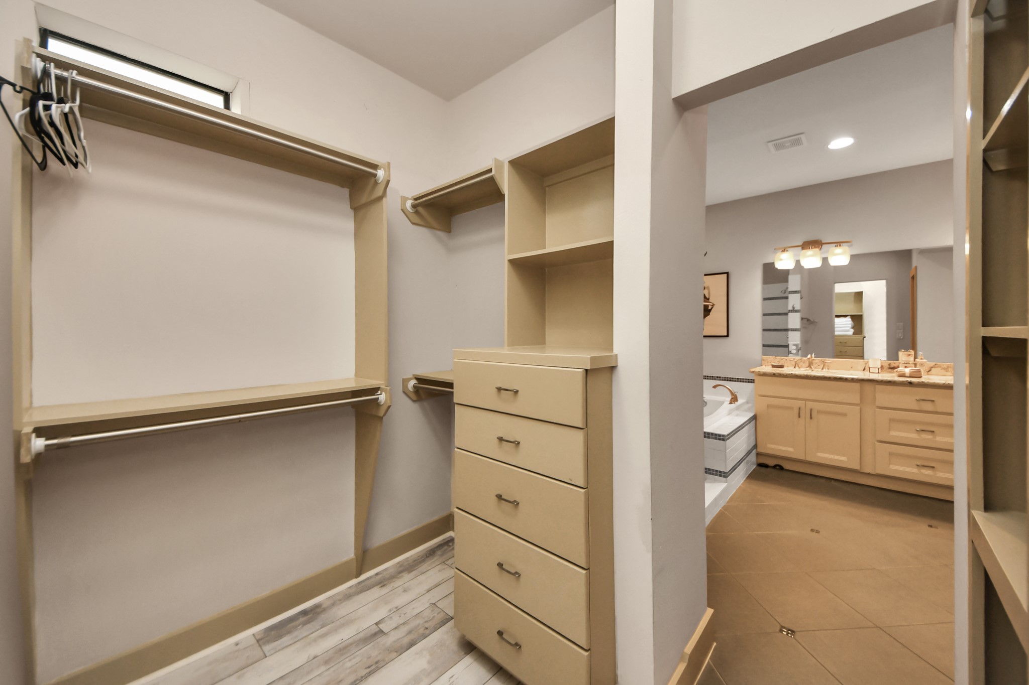 4510 Inker Street, Unit B Houston, TX 77007 - Photo 22 of 43 Abundant primary closet