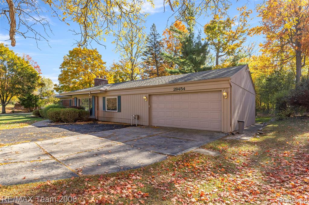 28454 Quail Hollow Road Farmington, MI 48331 - Photo 3 of 46