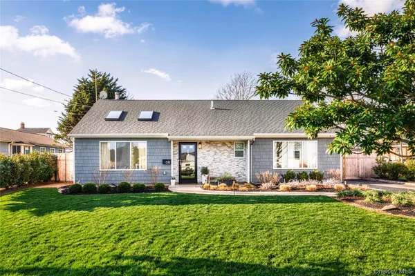 $5,000 | 30 River Road, Sayville, NY 11782