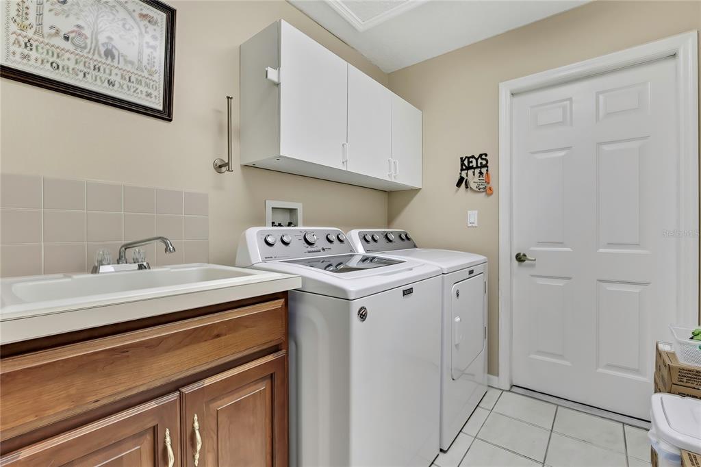 488 Fort Mill Lane Spring Hill, FL 34609 - Photo 22 of 54 a utility room with sink dryer and washer