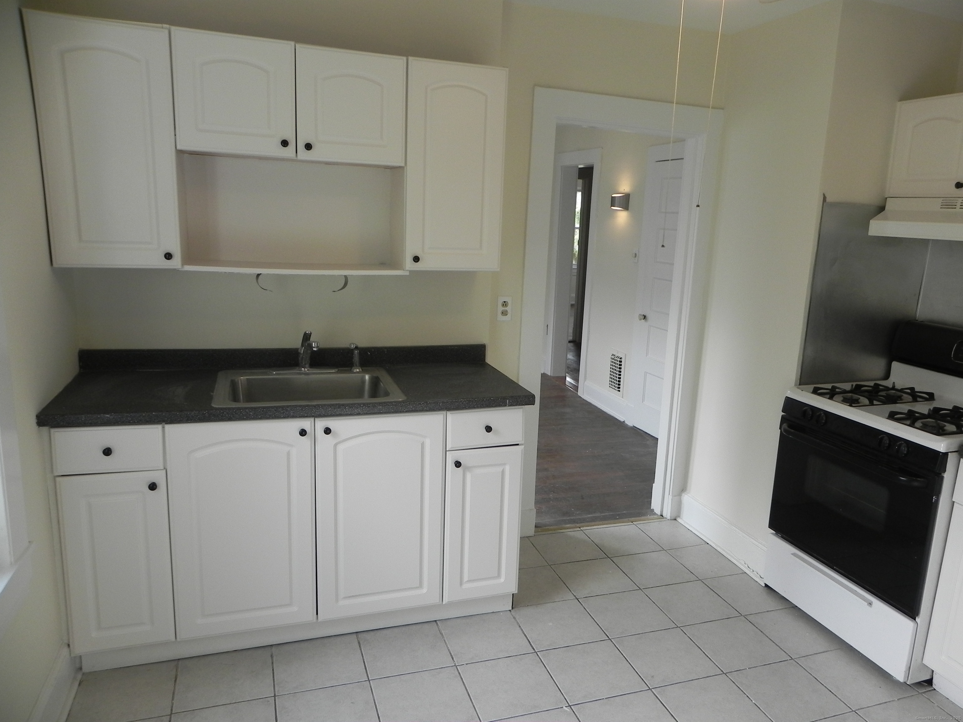 186 Grasmere Avenue, Unit 2 Fairfield, CT 06824 - Photo 5 of 15