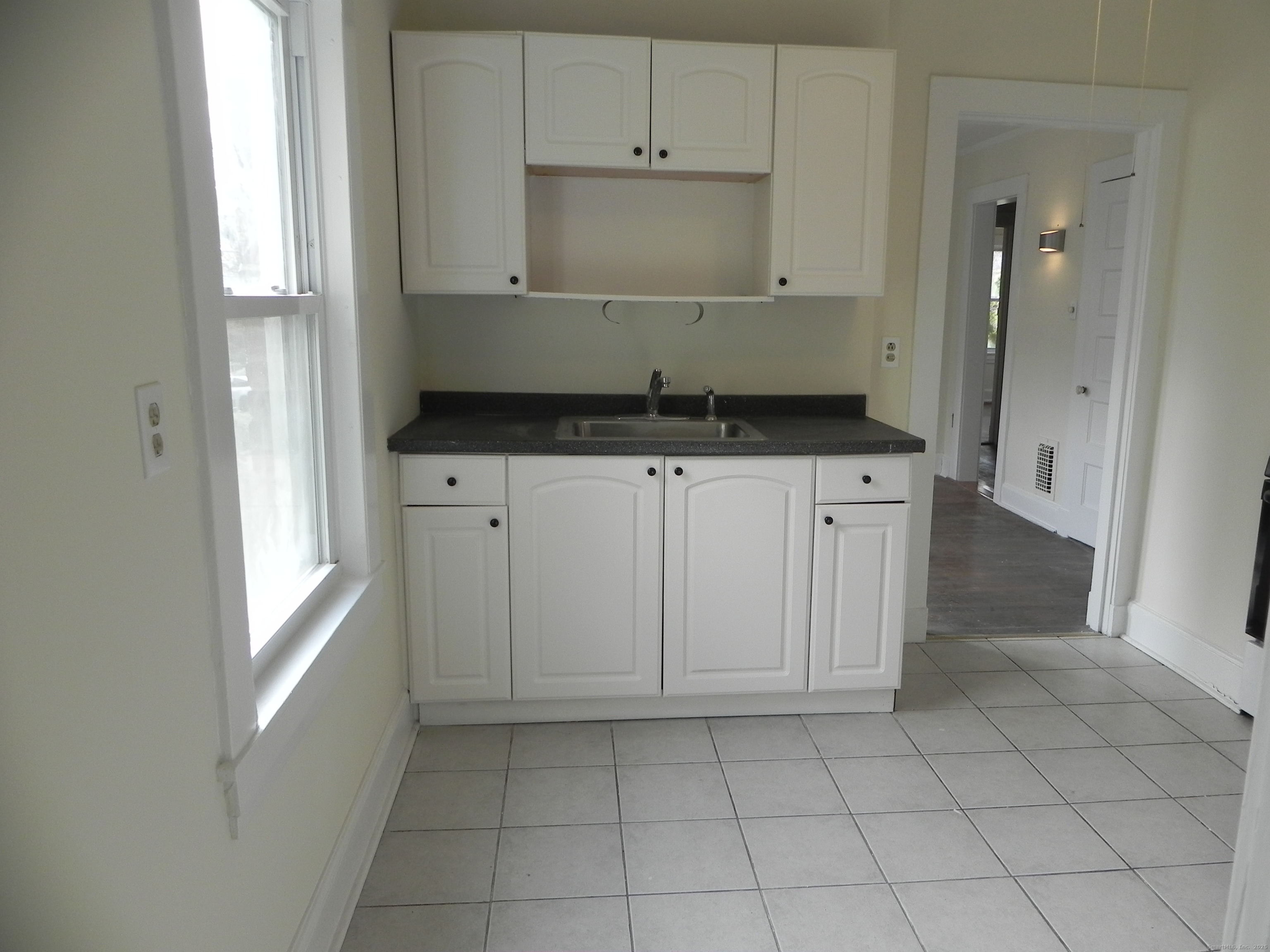 186 Grasmere Avenue, Unit 2 Fairfield, CT 06824 - Photo 7 of 15