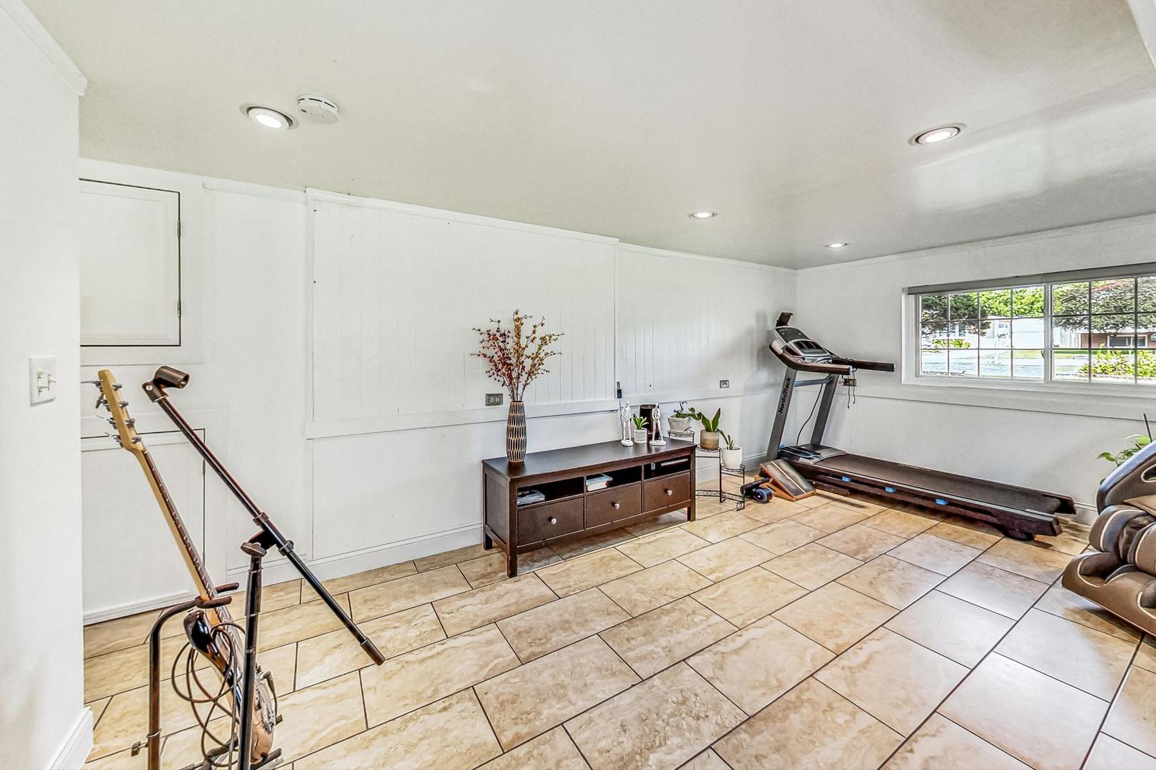 921 Crockett Avenue Addison, IL 60101 - Photo 22 of 34 a view of a room with gym equipment