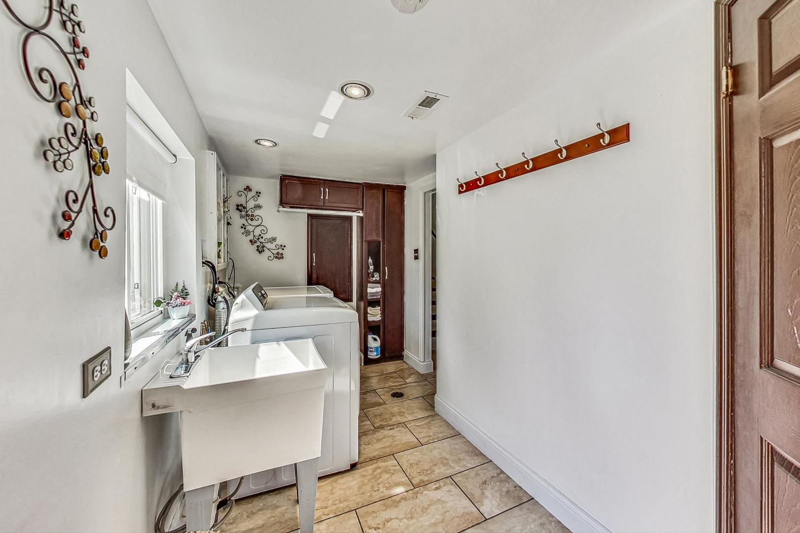 921 Crockett Avenue Addison, IL 60101 - Photo 25 of 34 a bathroom with a sink mirror and a shower