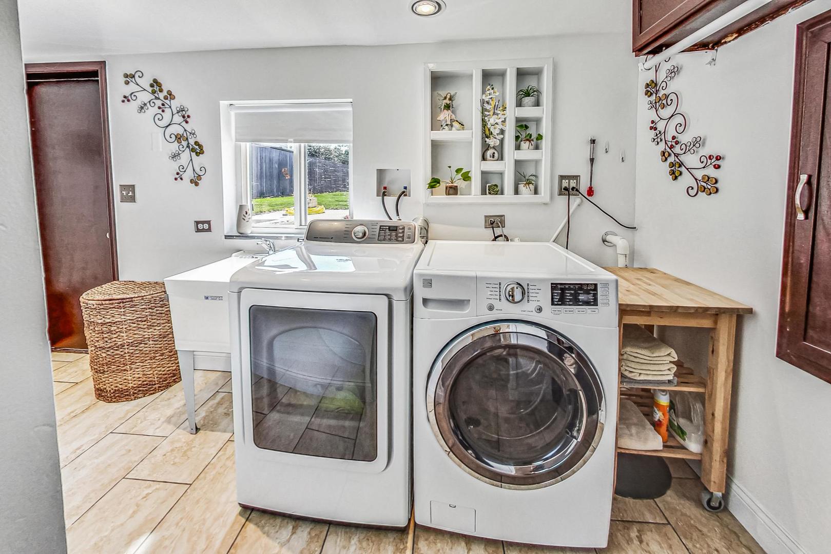 921 Crockett Avenue Addison, IL 60101 - Photo 26 of 34 a view of living room with washer and dryer