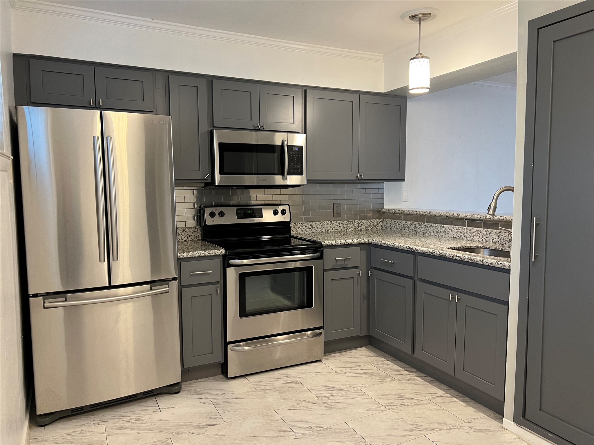 Nice, clean kitchen.