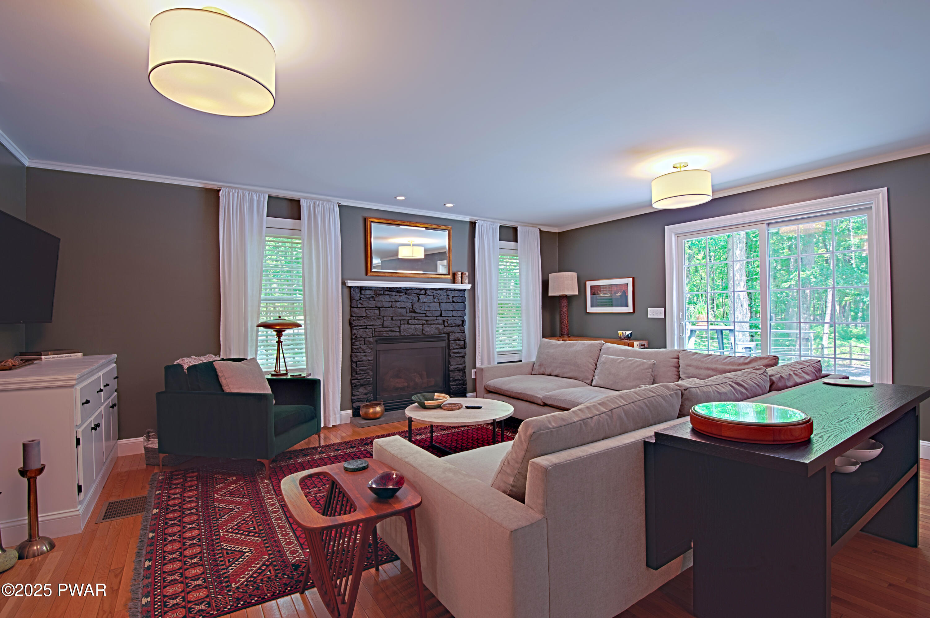 401 Log Tavern Road Milford, PA 18337 - Photo 16 of 61 401 Log Tavern Living Room