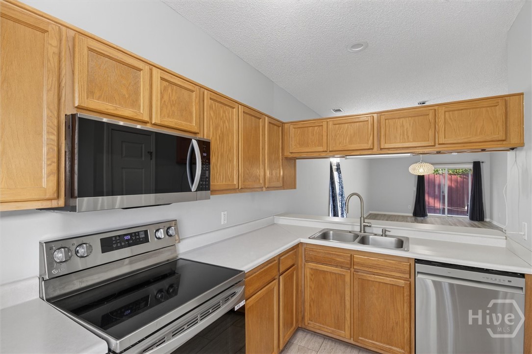 1 Putters Place Savannah, GA 31419 - Photo 14 of 39 Clean lines with stainless steel appliances