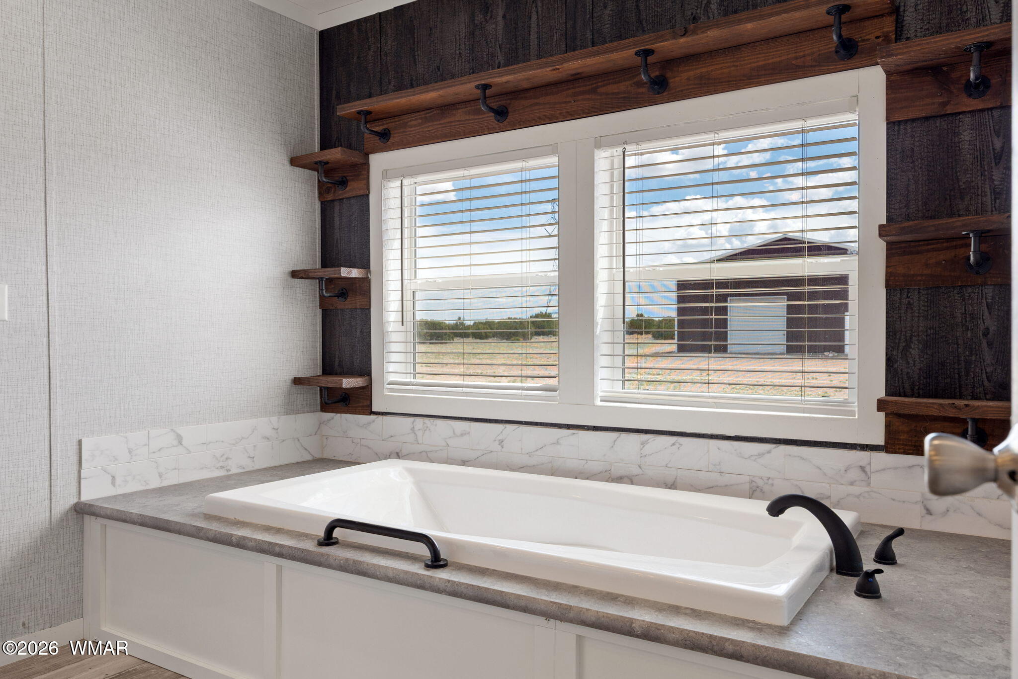 159 County Road St. Johns, AZ 85936 - Photo 22 of 59 a bath tub sitting next to a window