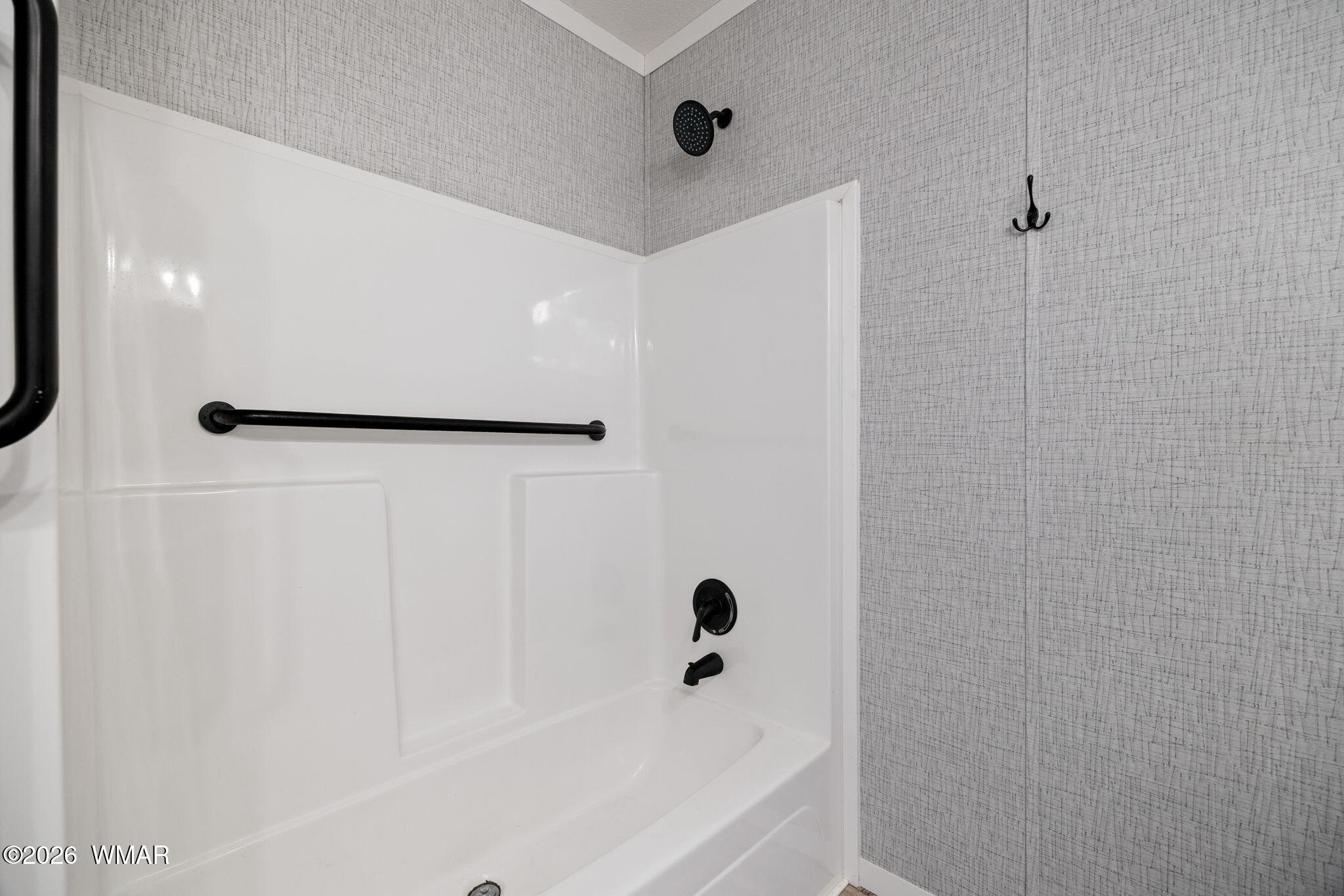 159 County Road St. Johns, AZ 85936 - Photo 30 of 59 a bathroom with a bathtub