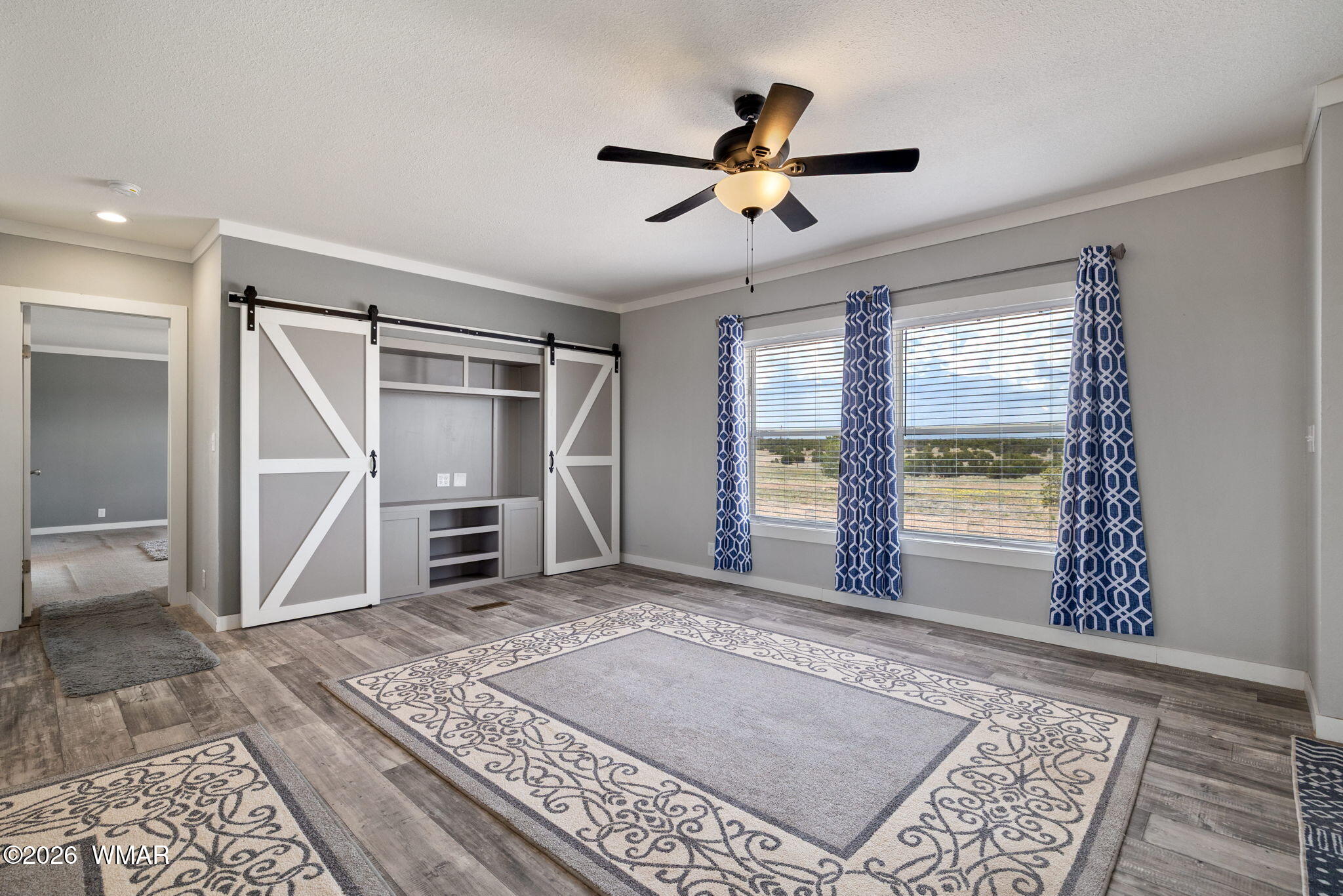 159 County Road St. Johns, AZ 85936 - Photo 8 of 59 a view of a livingroom with a workspace
