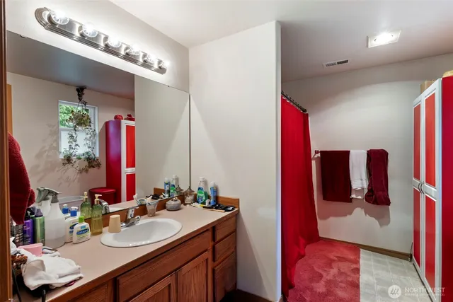 a en suite bathroom with a sink and a mirror