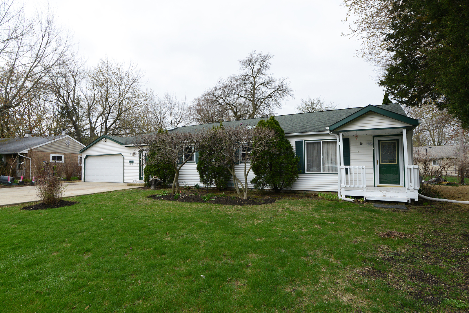 5 Butterfield Road Lake Zurich, IL 60047 - Photo 3 of 32 a front view of a house with a yard and trees