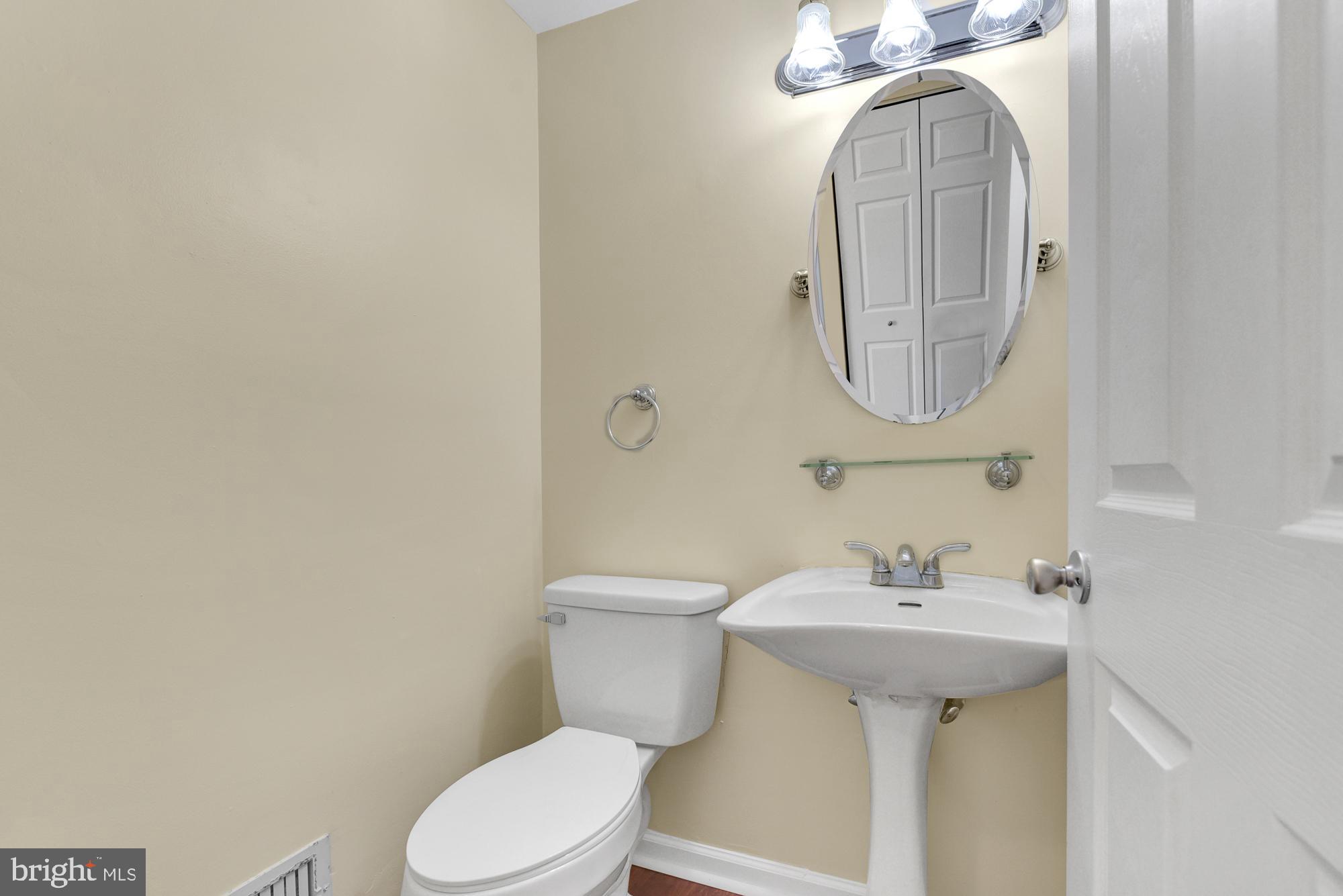 17604 Kohlhoss Road Poolesville, MD 20837 - Photo 11 of 41 Powder room